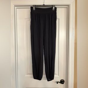 So Black high-rise jogger dress pant